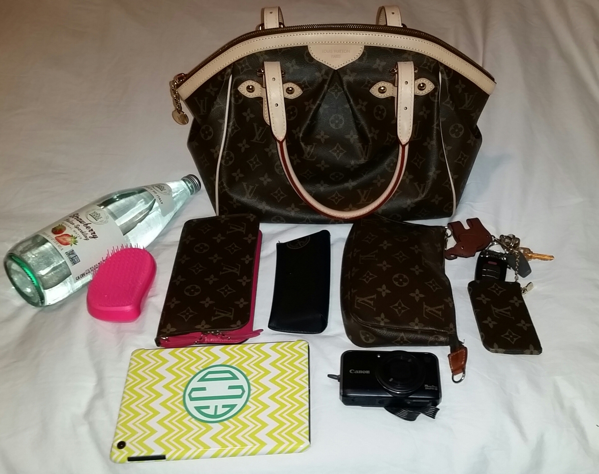 What's inside my bag? Louis Vuitton Tivoli GM Handbag - Showing what fits 